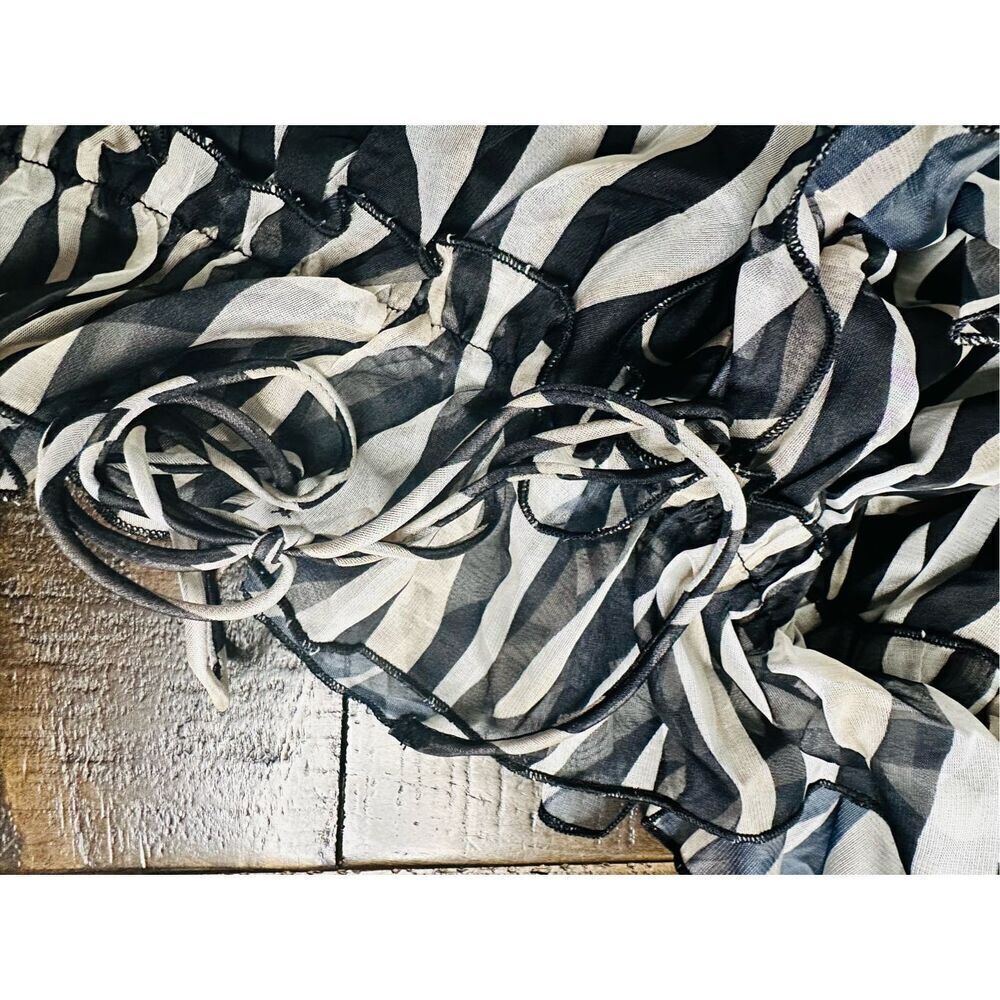 🌸 Area Stars Black White and Beige Zebra Print Long Sleeve Cropped Blouse Size S - Picture 4 of 7